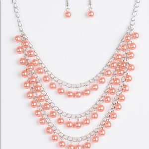 Beautiful pearlized layered necklace (now 1 left)